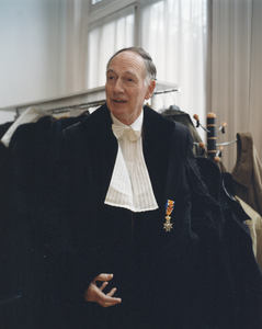 360102 Portret van een hoogleraar van de Universiteit Utrecht, met een koninklijke onderscheiding.